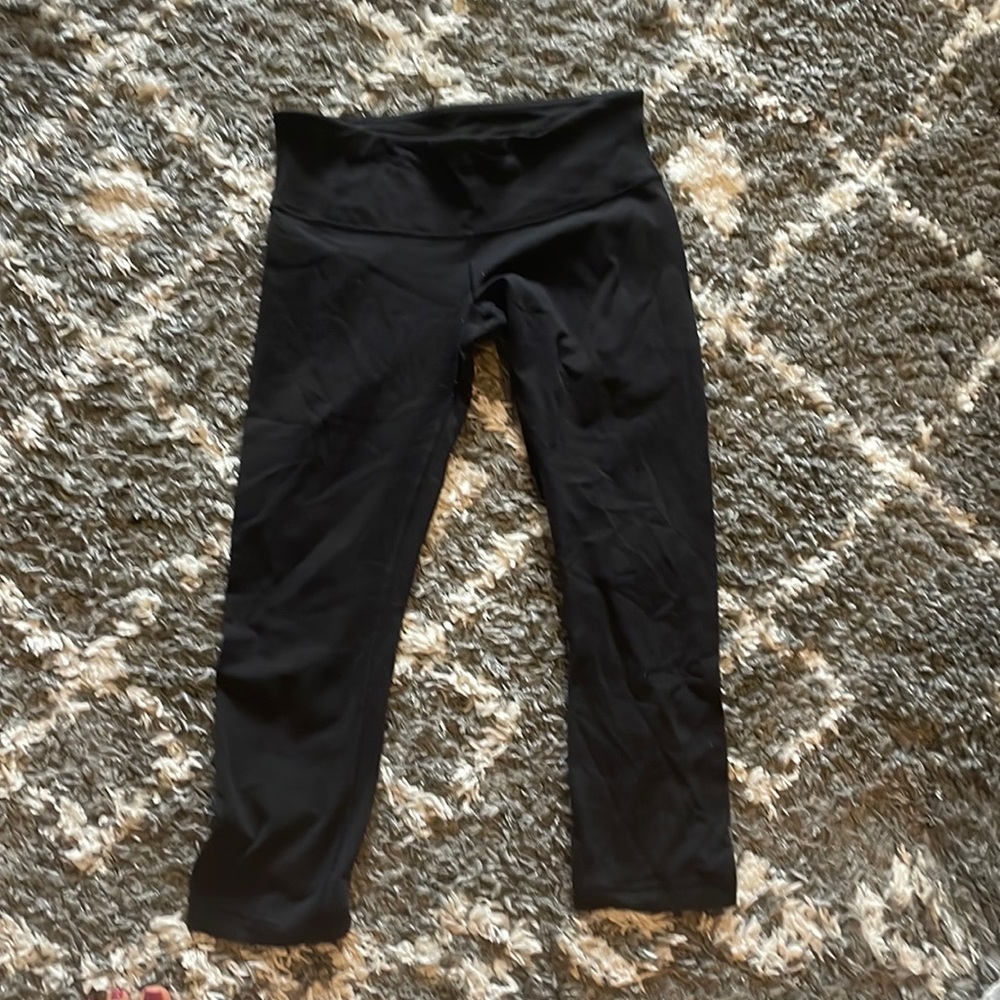 Black wunder under Lululemon crop